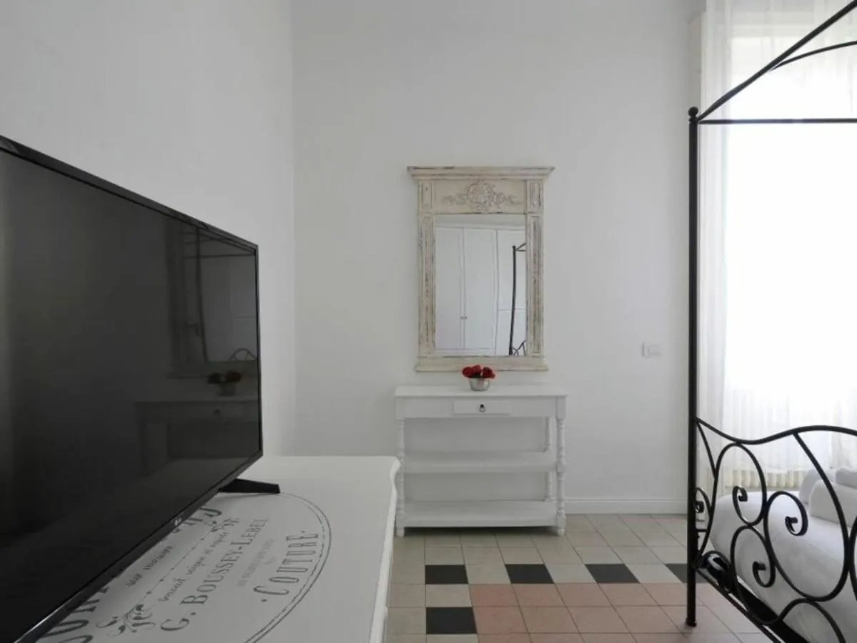 Bacone Liberty Vittoria By Halldis Milan Apartment