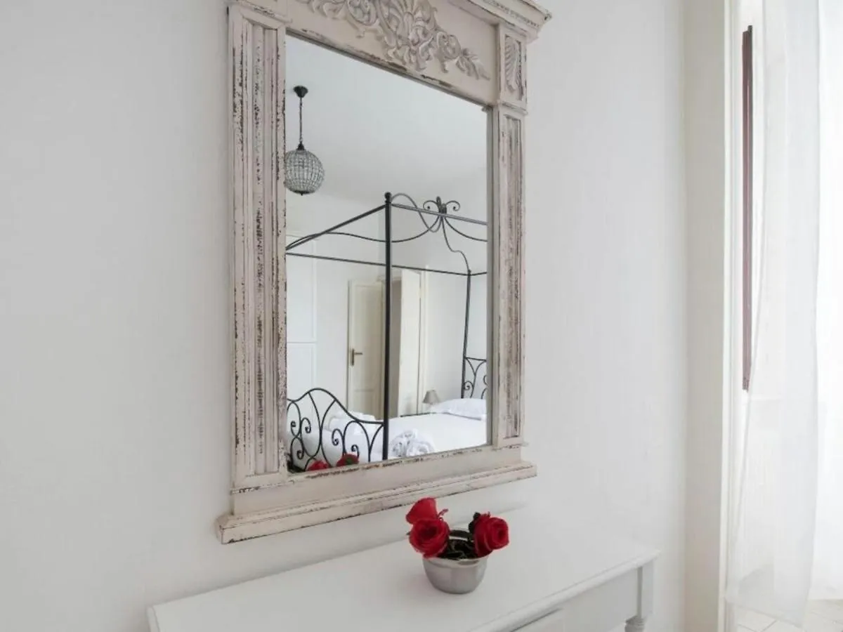 Bacone Liberty Vittoria By Halldis Milan Apartment